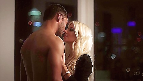 Latina blonde shows us her sexy body and her smooth tits