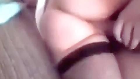 Amateur brunette babe gets her pussy spread and creampie