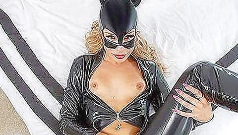 Carmen caliente getting a hot little thing to see on her video